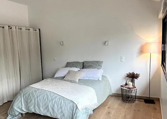 Апартаменты Comfortable And Quiet Little Nest Pampelonne